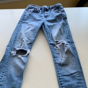 Abercrombie & Fitch torn skinny jeans in excellent condition worn once.